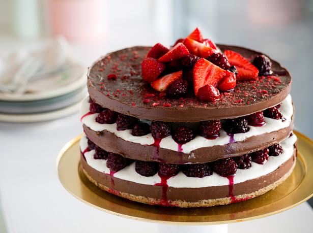 5 Ways to Surprise Your Loved Ones With a Delicious Bought Cake This Weekend