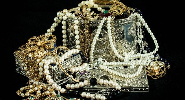Stylish Jewelry Pieces To Build Your Jewelry Wardrobe