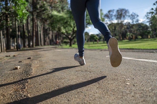 How much calories burned in one hour walking vs running?